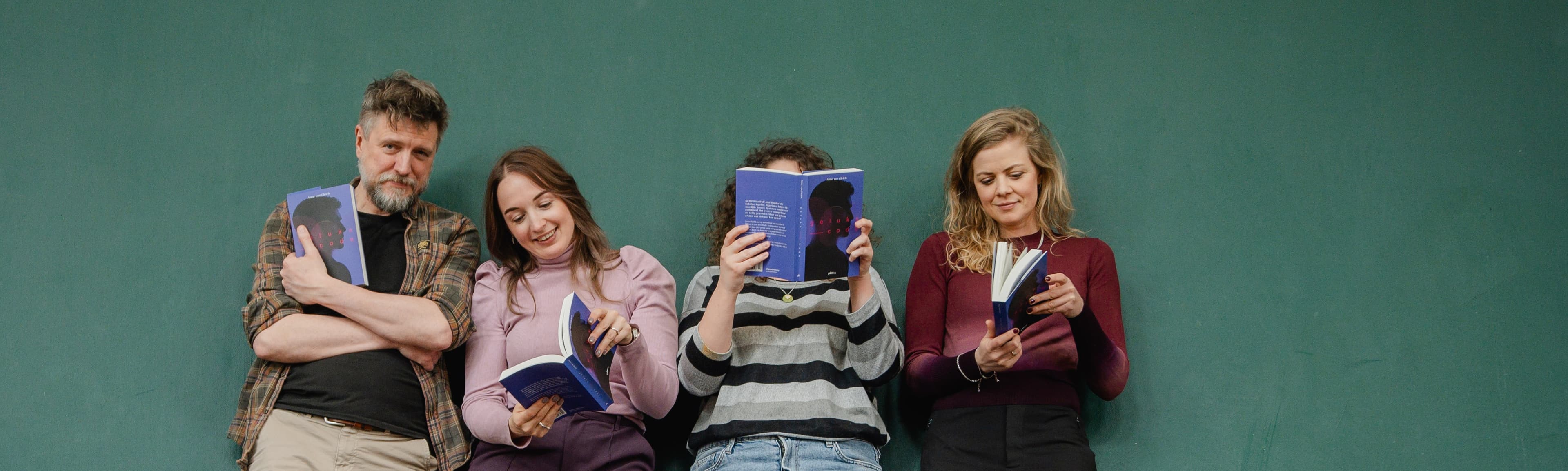 Lezers met het boek Gelukscode tegen een groene wand