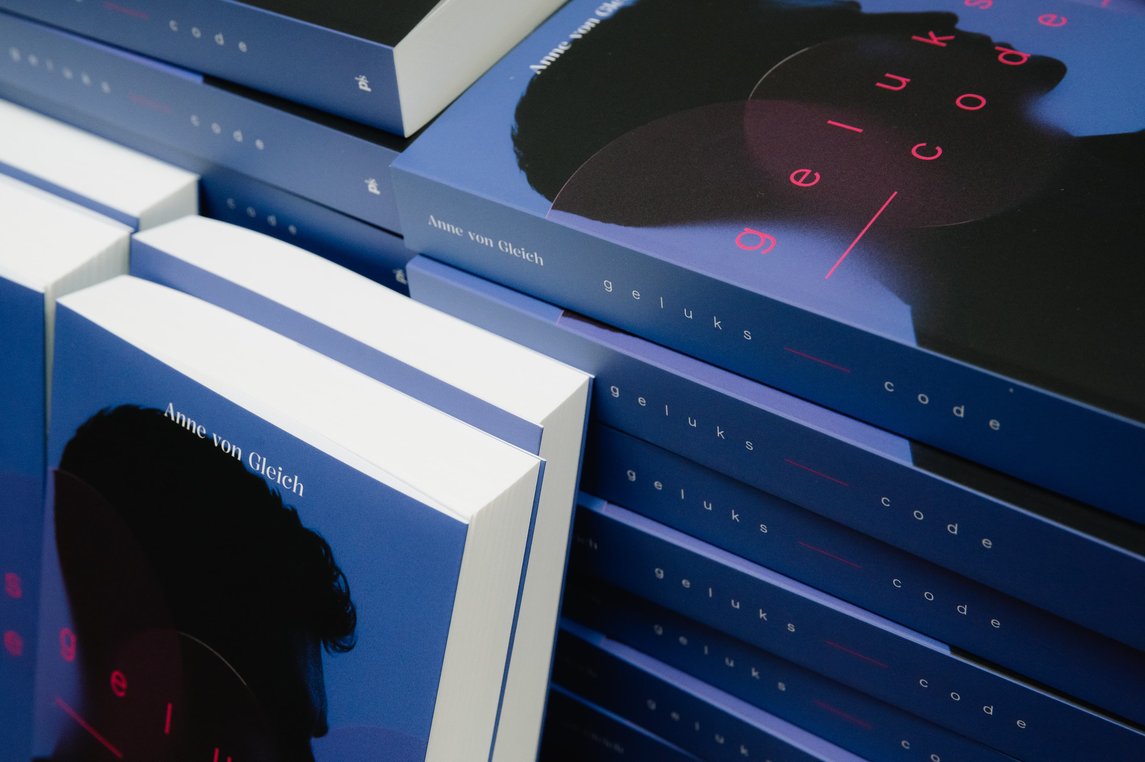 Gestapelde exemplaren van het boek Gelukscode