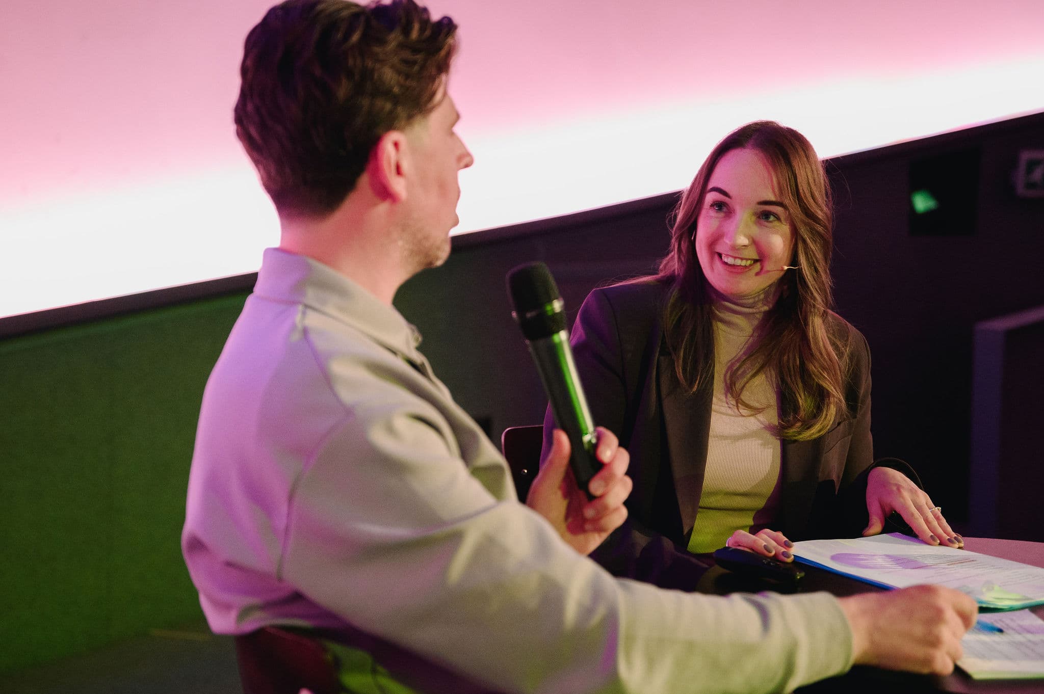 Anne von Gleich in gesprek tijdens een Gelukscode-evenement